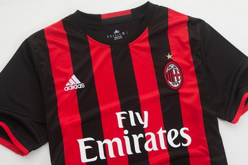 tenue de foot AC Milan nouvelle tenue de foot AC Milan nouvelle